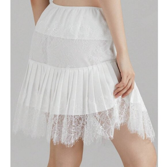 Mid-Rise Pleated Lace Mini Skirt in White - Picture 2 of 2